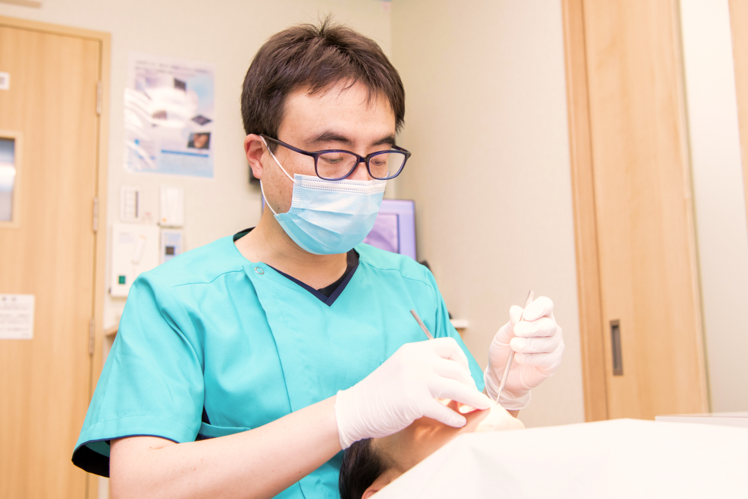 患者さまの歯を治療する歯科医師